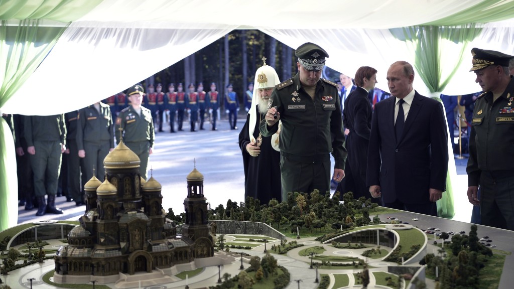 伊萬諾夫（Timur Ivanov）指着模型向普京介紹興建中的武裝部隊大教堂。 路透社