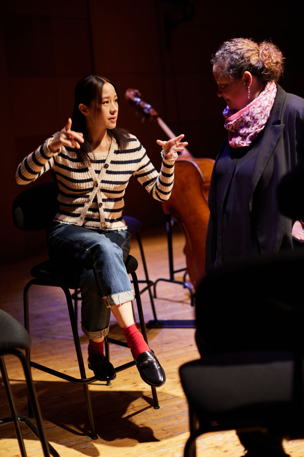 嘉欣（左）称巴黎文化之旅最令她印象深刻，是采访了颠覆古典音乐界的女指挥家Zahia Ziouani（右）。