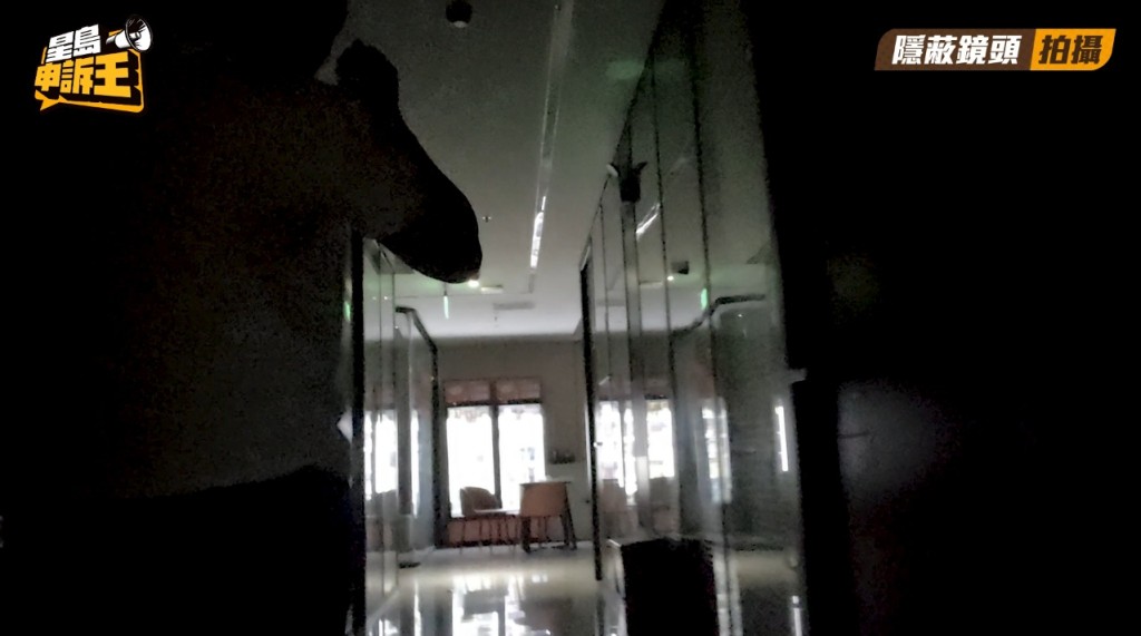商業大廈的通道,晚上一律關燈,烏燈黑火下隨陌生人上樓,其實亦有危機。 商業大廈的通道,晚上一律關燈,烏燈黑火下隨陌生人上樓,其實亦有危機。