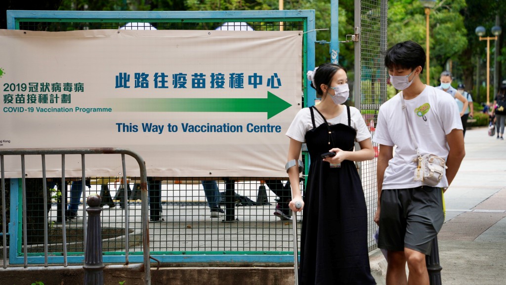 政府根據專家建議，將18至59歲人士接種首兩劑復必泰疫苗的間距，由3周延長至8周。資料圖片