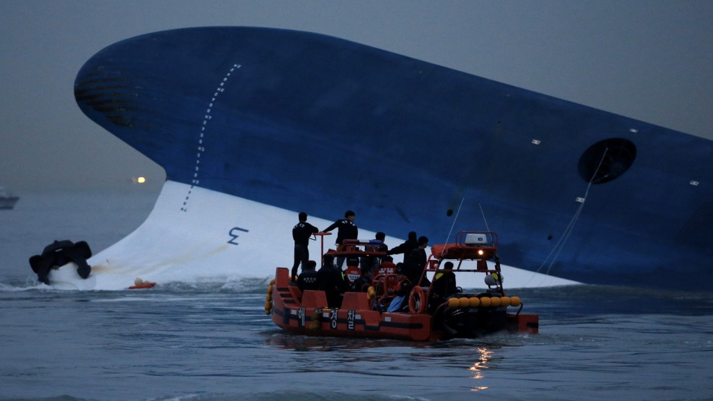 事故翌日南韓海岸防衛隊參與搜救。 美聯社資料圖