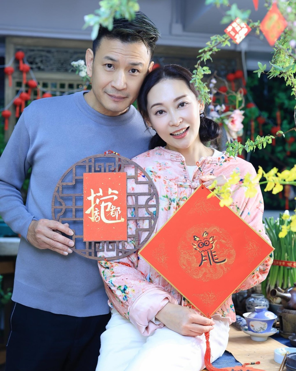 杨卓娜与有与「广告灯箱大王」之称的老公杨志翘（左）向大家拜年。