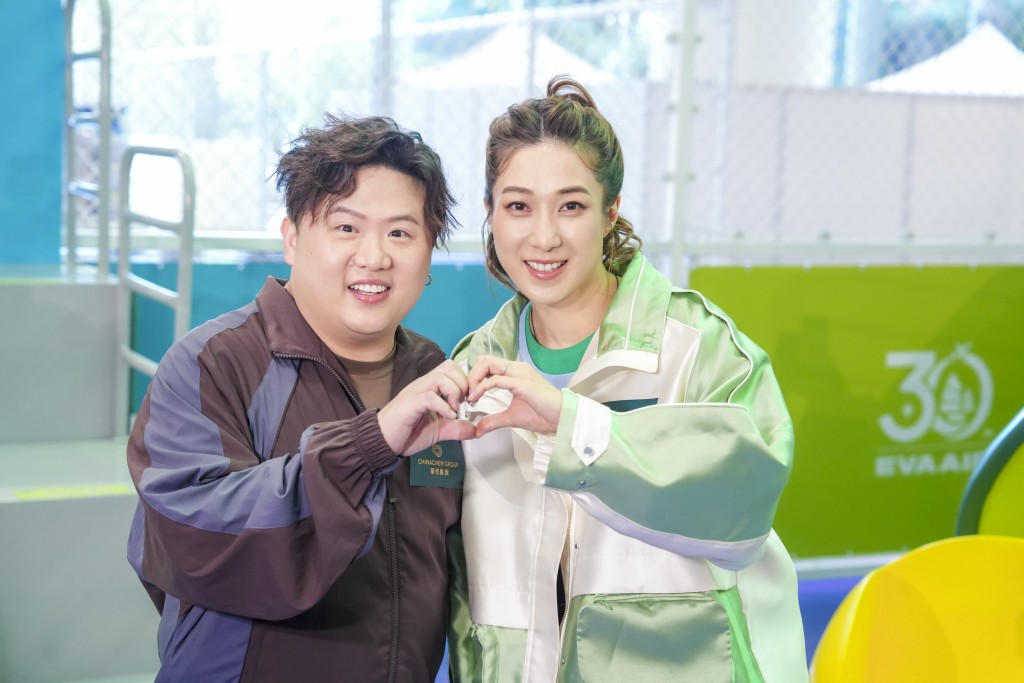 钟嘉欣与Fatboy@ERROR孖住现身 D‧PARK 切磋球技。