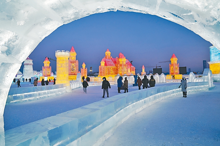 哈爾濱冰雪大世界，今年特別以「冬奧之光，閃耀世界」為主題宣傳北京冬奧。（新華社資料圖片）