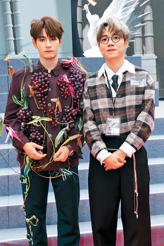 Jeffrey（左）的提子裝夠晒吸睛，林家謙則以妙答回應爭獎信心。