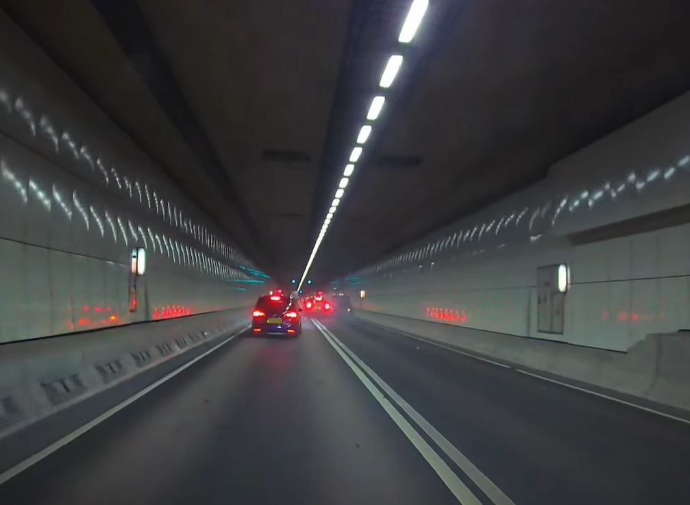 私家車再反彈至快線，撼向新界的士左邊車身。fb屯門公路塞車關注組影片截圖