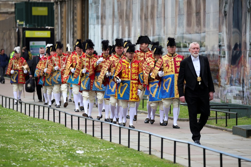 查理斯加冕典禮彩排密鑼緊鼓進行，穿儀式禮服的隊伍現身西敏寺外。 路透社