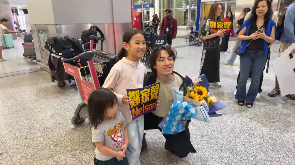 鄭家聲逐一同粉絲合照及簽名。(影片截圖:《杜挺好味道》) 鄭家聲逐一同粉絲合照及簽名。(影片截圖:《杜挺好味道》)