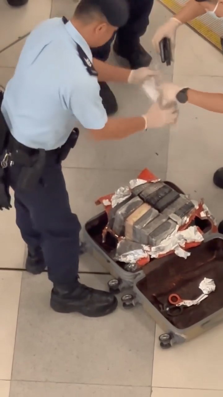 警方於元朗站截查一名非洲漢，並在其行李篋內檢獲近千萬元的可卡因。網上片段截圖
