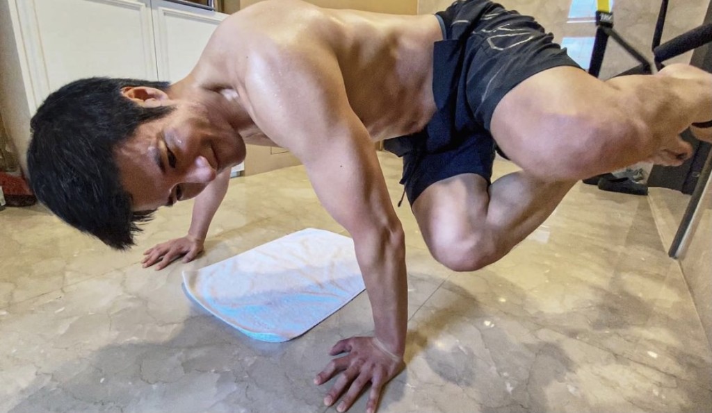 王力宏熱愛操肌。