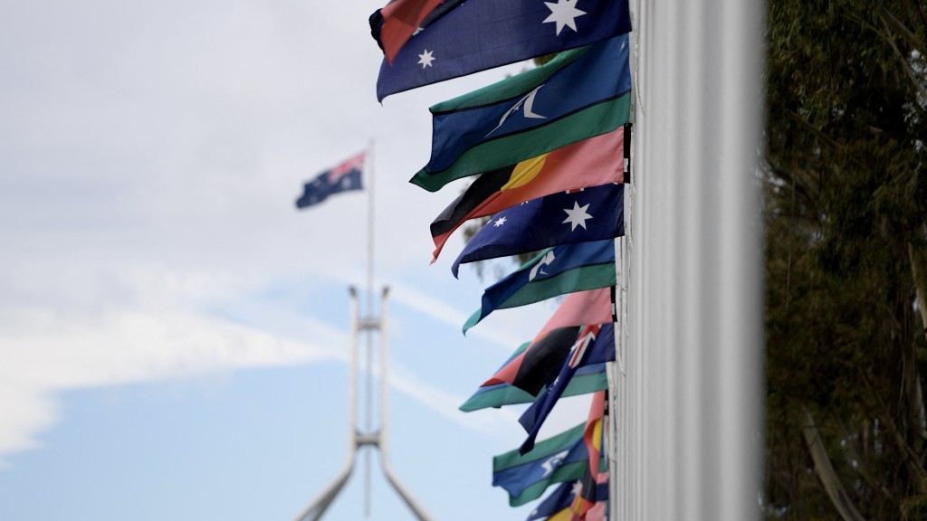 公投期间，澳洲国会大厦挂起土著旗和托雷斯海峡岛民旗。 路透社