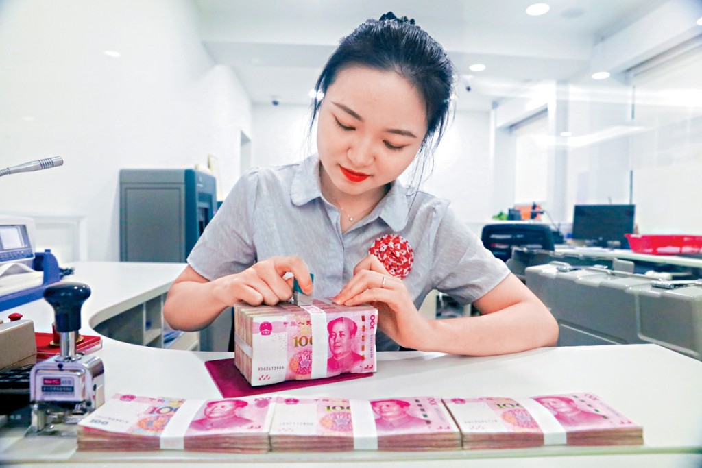 人民币兑美元中间价上周五升破7算大关，是2023年5月以来首次。