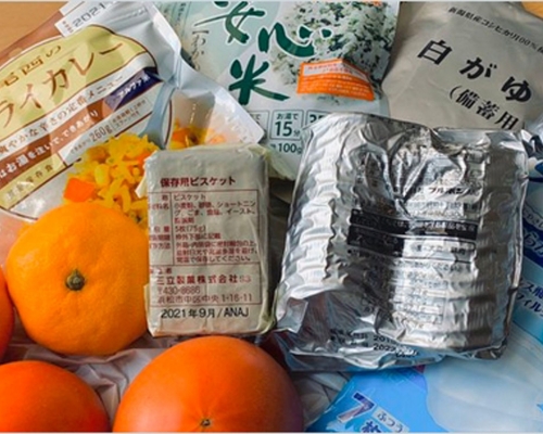 在开幕式当天替义工准备的食物当中，弃掉了约4000份尚未过期的便当。网图