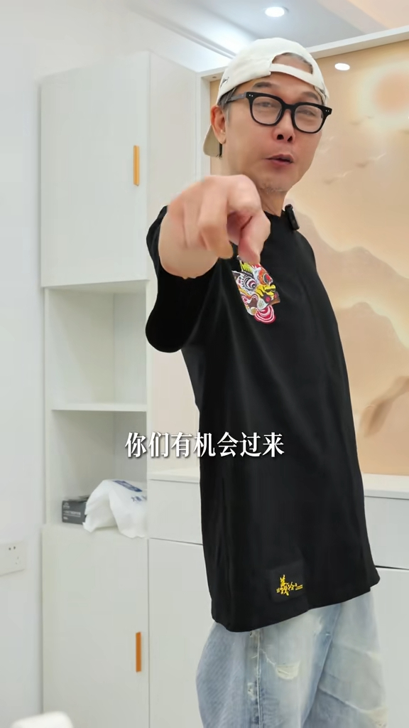 有人問錢小豪為何不讓太太出鏡。 有人問錢小豪為何不讓太太出鏡。