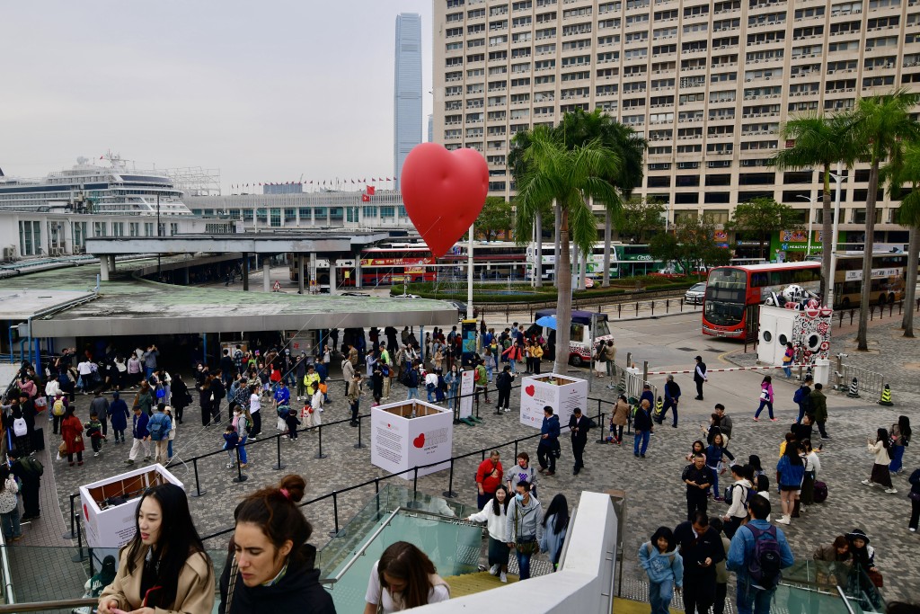 大批市民在尖沙咀钟楼与Chubby Hearts打卡合照。欧乐年摄