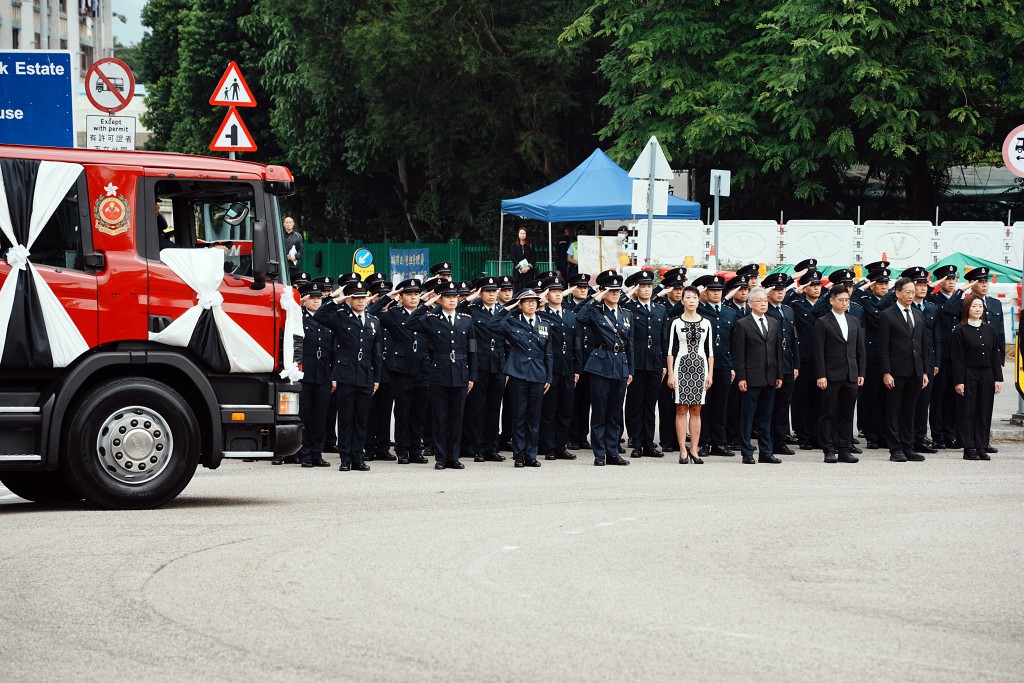 大批消防員與地區人士排隊恭迎靈車。