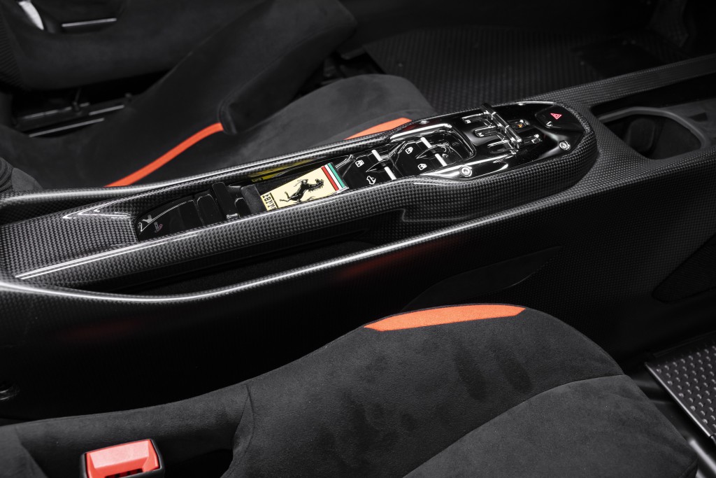 法拉利Ferrari 296 Speciale加強版車廂加有大量碳纖維飾件。