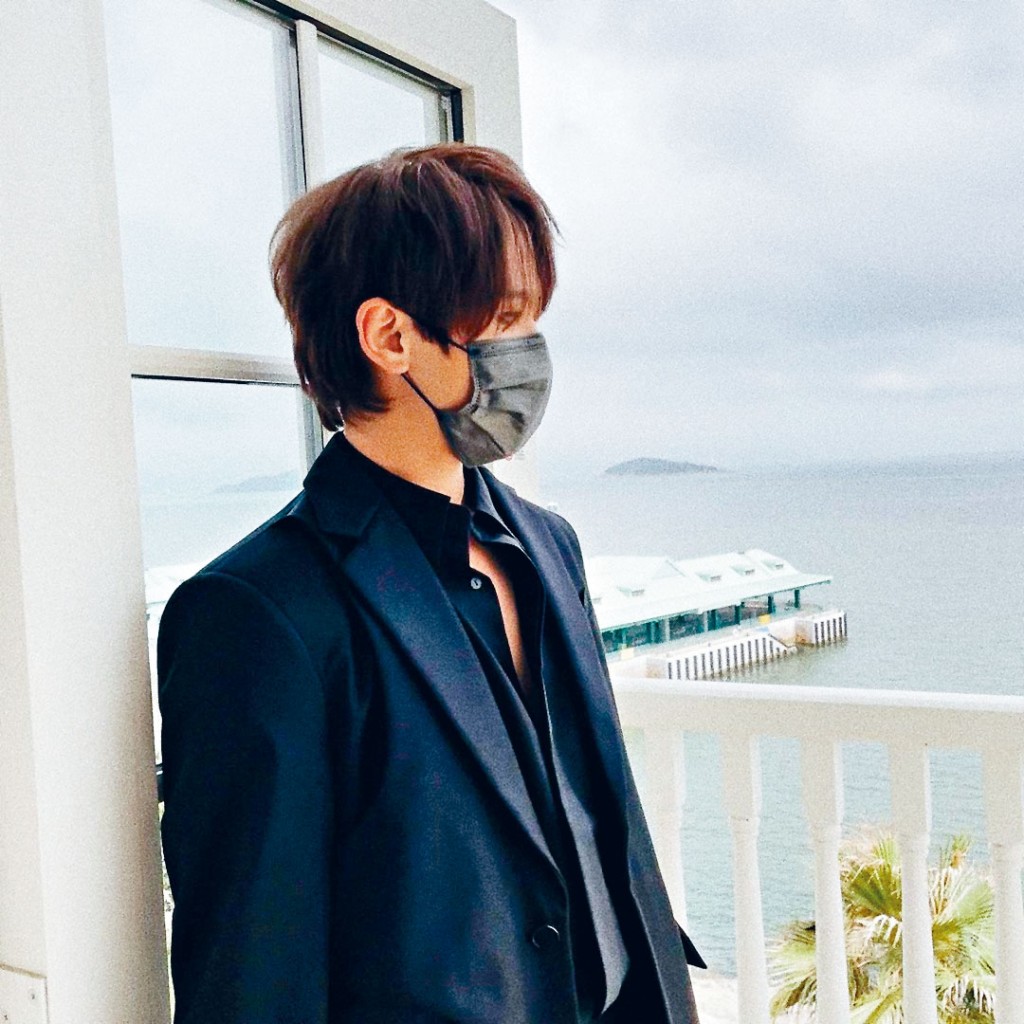 姜涛在酒店叉满电之后，即上载望海的照片报平安。