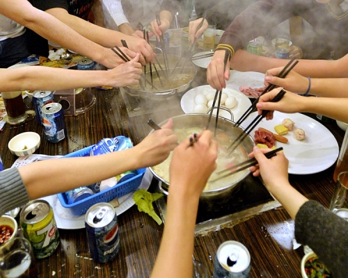 實驗結果顯示使用公筷與非公筷的食物細菌數量相差250倍。資料圖片