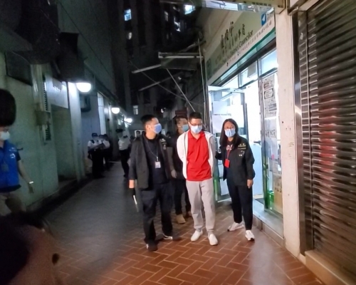 盧俊宇晚上被押返辦事處調查。