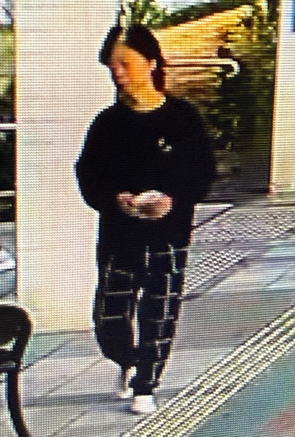 警方公布失踪女子最后露面相片，显示其离开医院时未有著鞋。警方图片