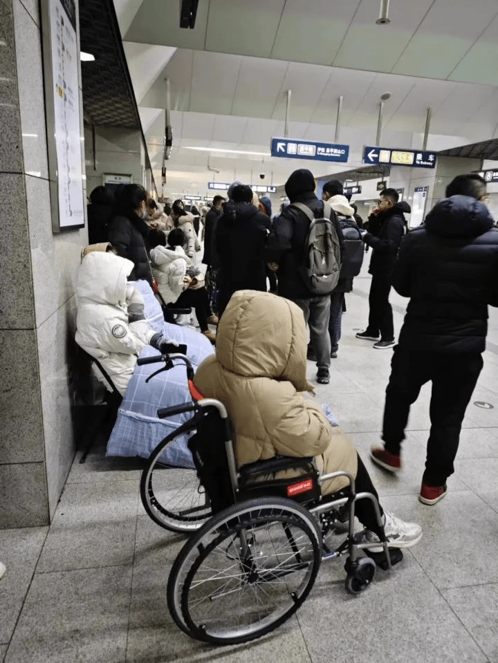 一位坐在轮椅上的年轻人在地铁里撞了头，目前正在等待救援。 经济观察报