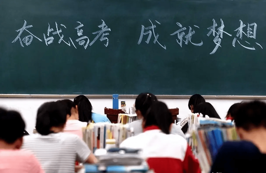2025年高考全國統考將於6月7日、8日舉行。 2025年高考全國統考將於6月7日、8日舉行。
