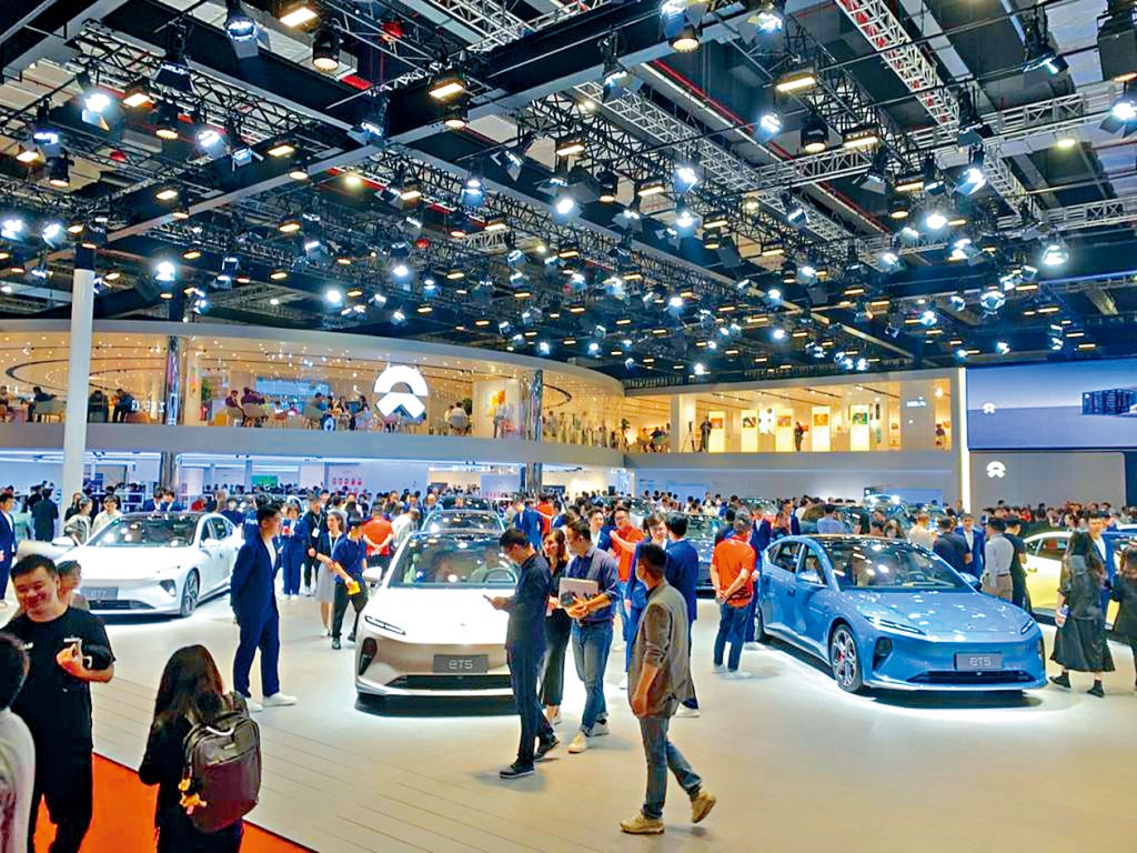 上海车展昨天揭幕，展出多款全球首发车。