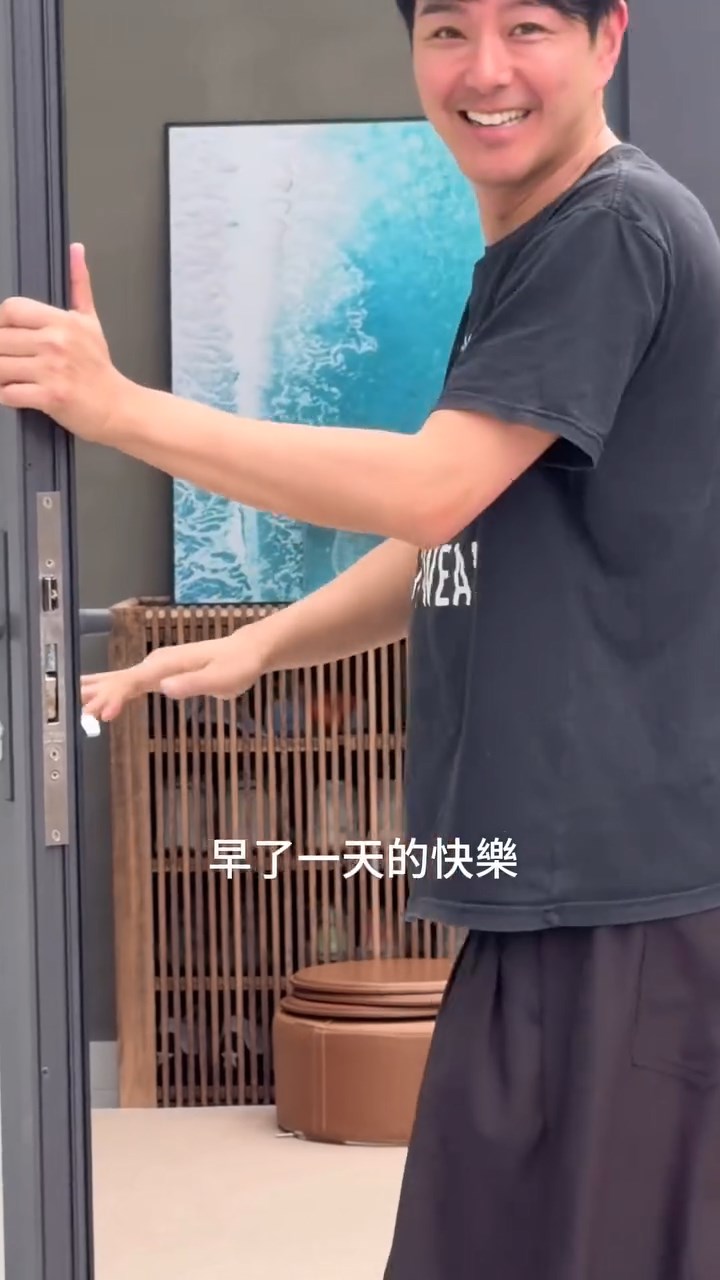 影片開頭,黃翠如躲在門外,鏡頭隔著玻璃門捕捉到毫不知情的蕭正楠。 影片開頭,黃翠如躲在門外,鏡頭隔著玻璃門捕捉到毫不知情的蕭正楠。