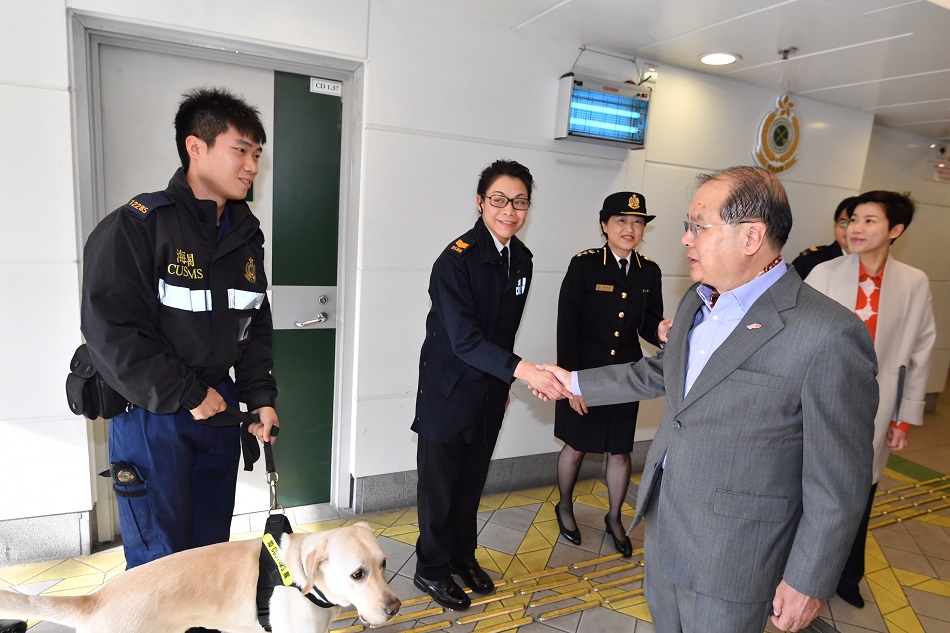 張建宗到落馬洲管制站視察運作情況。新聞處
