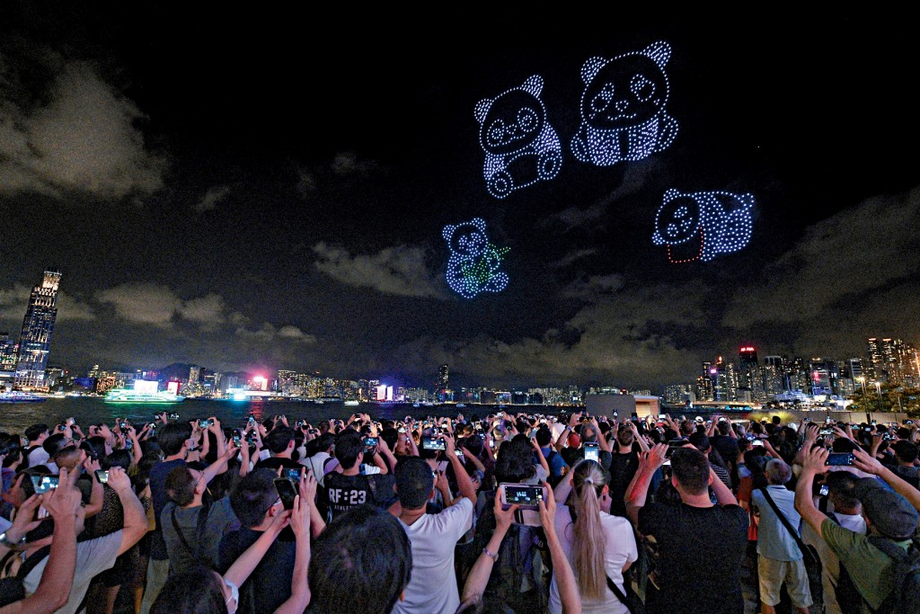 熊貓躍動夜空。