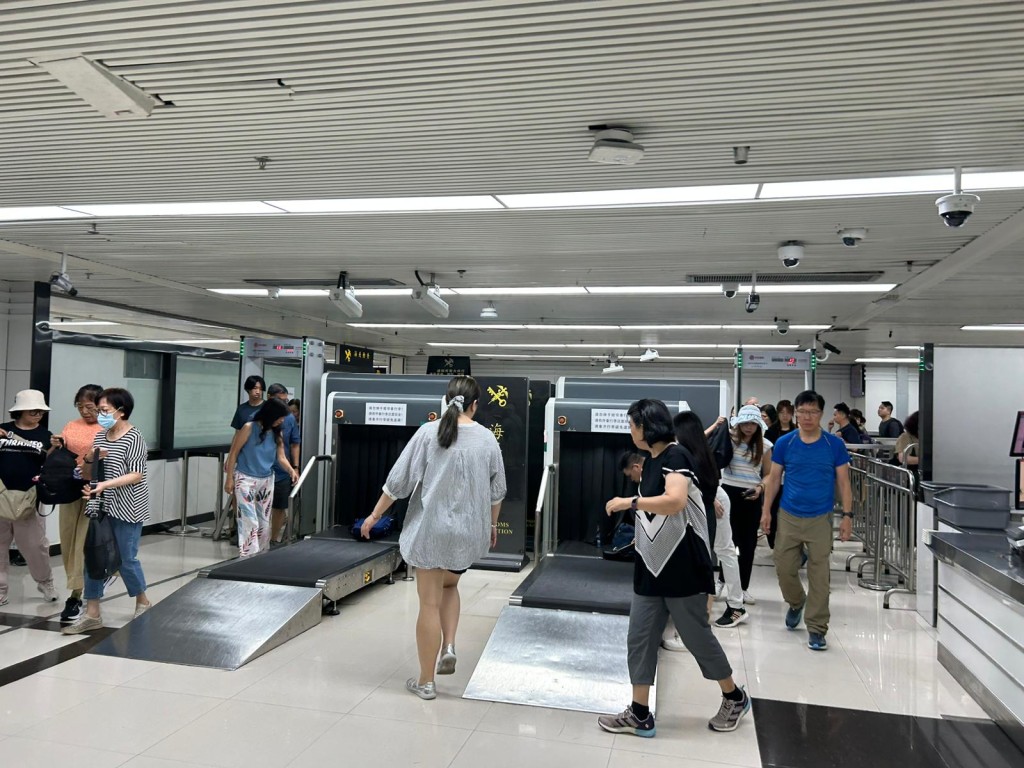 羅湖口岸的大行李安檢，也受惠加設小行李通道，變得更順暢。本網記者攝