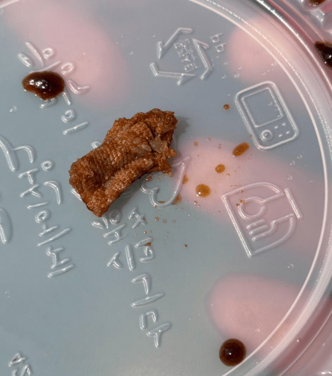 南韩有人外卖21碗炸酱面吃清光再退款，顾客声称面里有绷带。 bobaedream