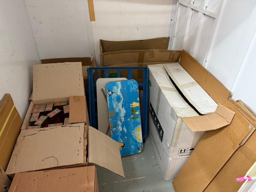 海關展示一個位於葵涌的懷疑私煙貯存倉庫及部分檢獲的懷疑私煙。