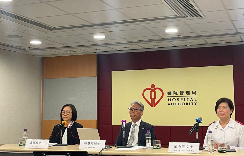 左起：东华三院冯尧敬医院护理总经理卢丽珠、医院管理局总护理行政经理唐华根、沙田医院内科及老人科部门运作经理张淑宜。蔡思宇摄