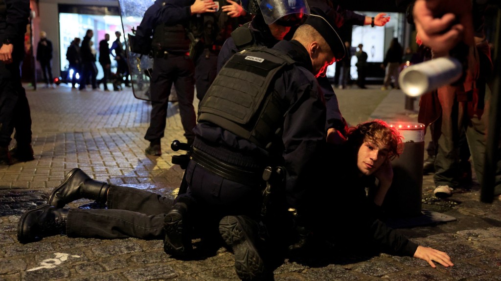 法国警方拘捕一名参加撑巴勒斯坦集会的人。 路透社