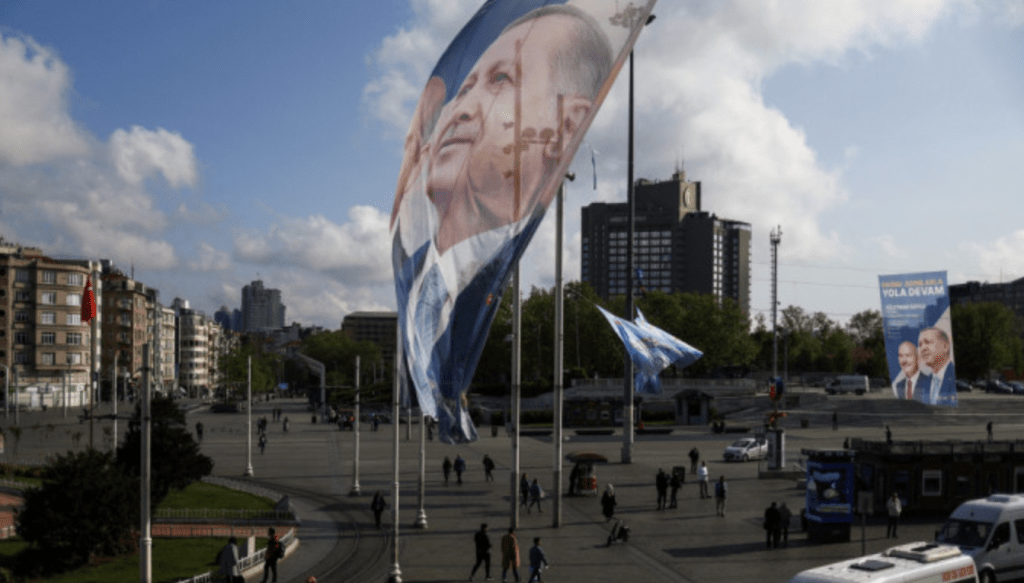 印有埃爾多安肖像的旗幟在伊斯坦堡塔水克西姆廣場上飄揚。 路透社