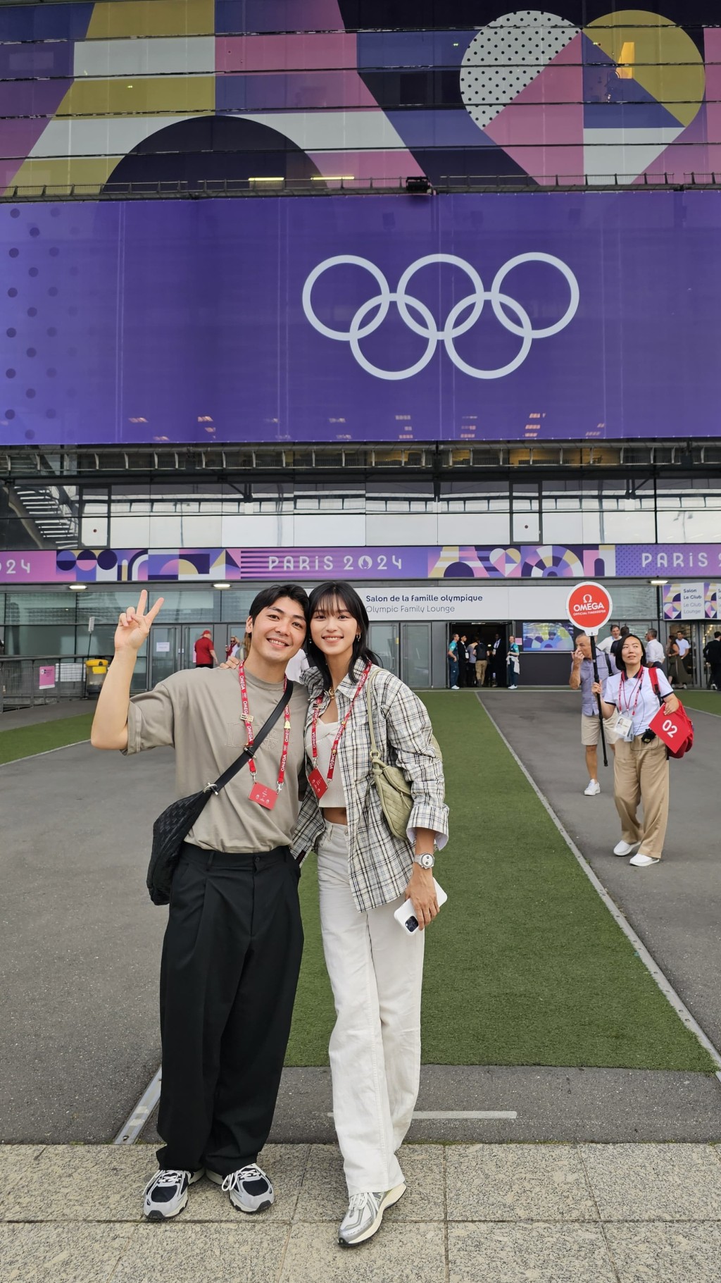 二人到奧運五環前影相。