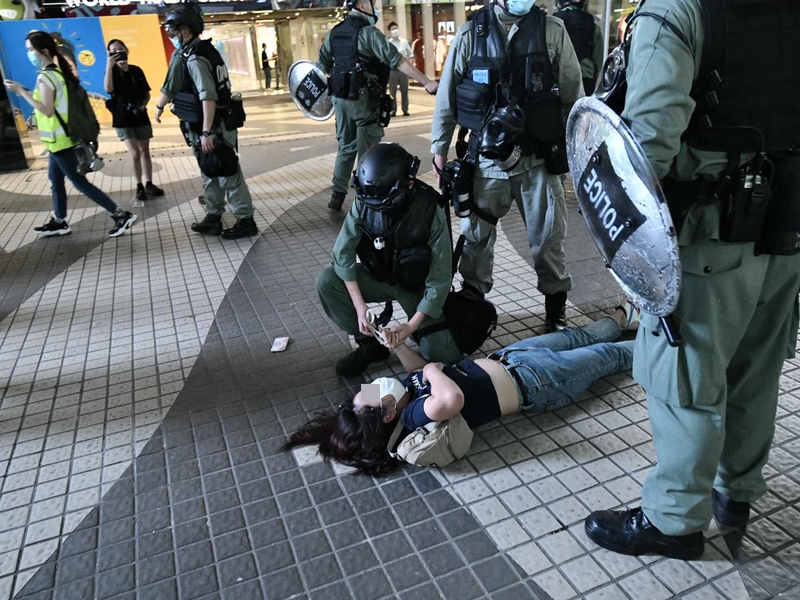 警方作出拘捕行動。