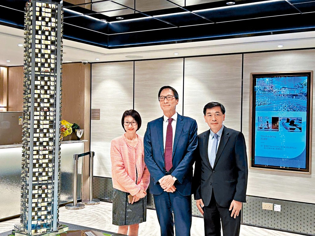 會德豐地產黃光耀表示，項目自周末後外區客入票比例急升。中為港鐵鄧智輝、左為余麗珠。