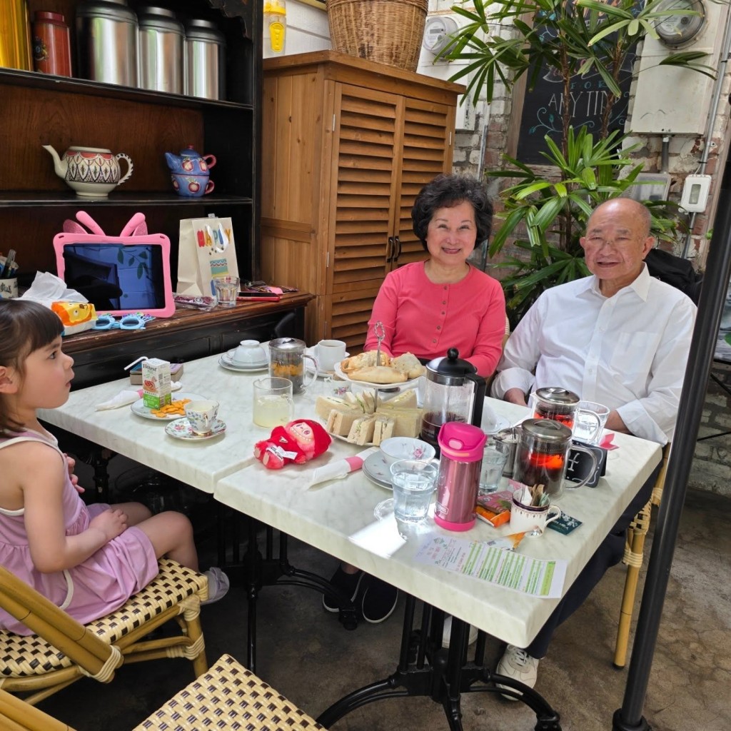吳宇森為太太慶祝生日,外孫女也有同行。 吳宇森為太太慶祝生日,外孫女也有同行。
