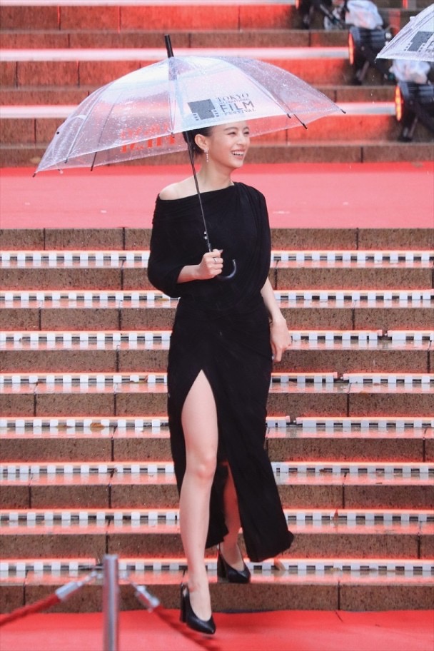 出口夏希穿舡高衩晚裝亮相。 出口夏希穿舡高衩晚裝亮相。