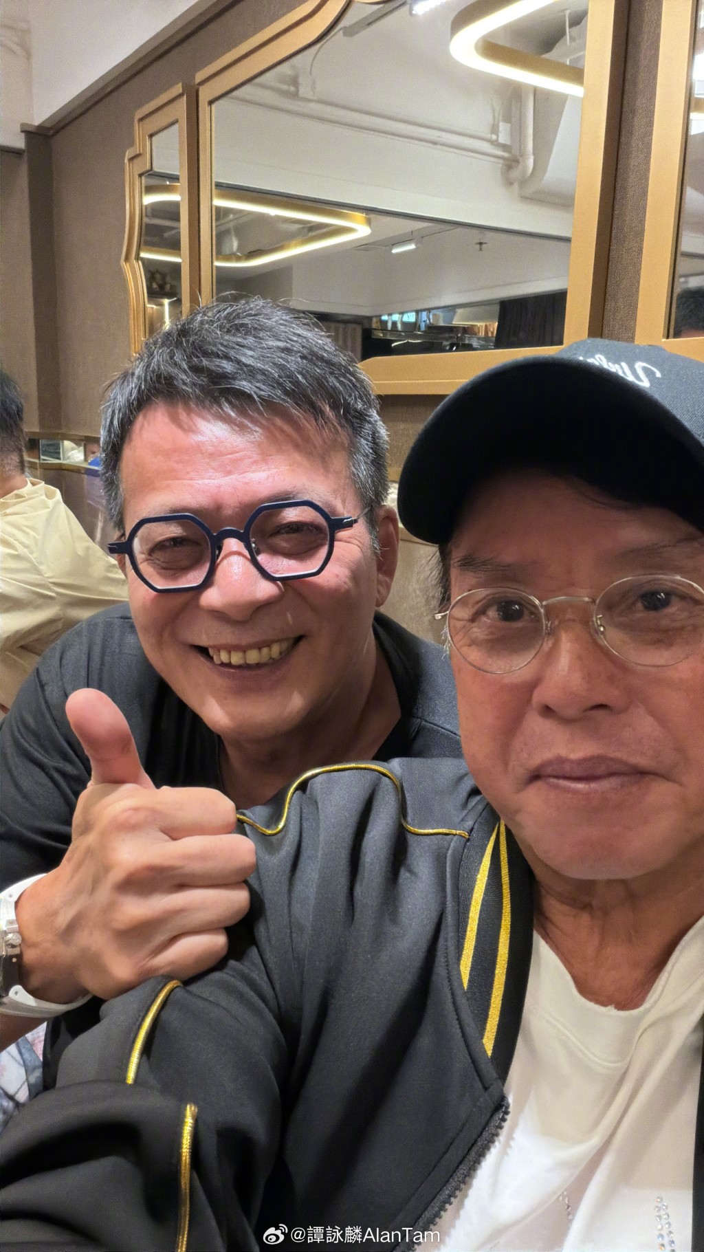 黃日華與譚詠麟開心合照，老友相聚分外溫馨。