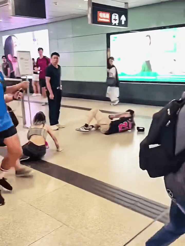 藍衫漢突然暴起,接連將一名紋身男及一名金髮女推倒地上。 藍衫漢突然暴起,接連將一名紋身男及一名金髮女推倒地上。