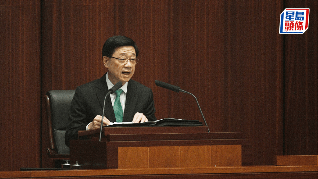 行政長官李家超早上到立法會出席《施政報告》答問會,接受議員質詢。陳浩元攝