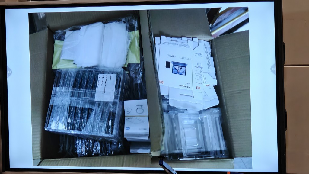 海關檢獲約1.7萬件懷疑冒牌電腦儲存裝置,包括1.4萬個硬碟和3000張記憶卡,估計市值共約2500萬元。黃文威攝 海關檢獲約1.7萬件懷疑冒牌電腦儲存裝置,包括1.4萬個硬碟和3000張記憶卡,估計市值共約2500萬元。黃文威攝