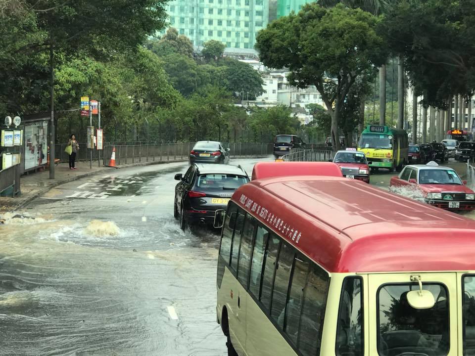 薄扶林道爆水管。網民蔣艳红圖片