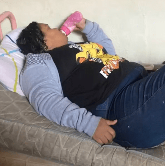 婦人扮孩子，在收養家庭使用奶瓶和奶嘴，連睡覺時都要抱着安撫毛毯。