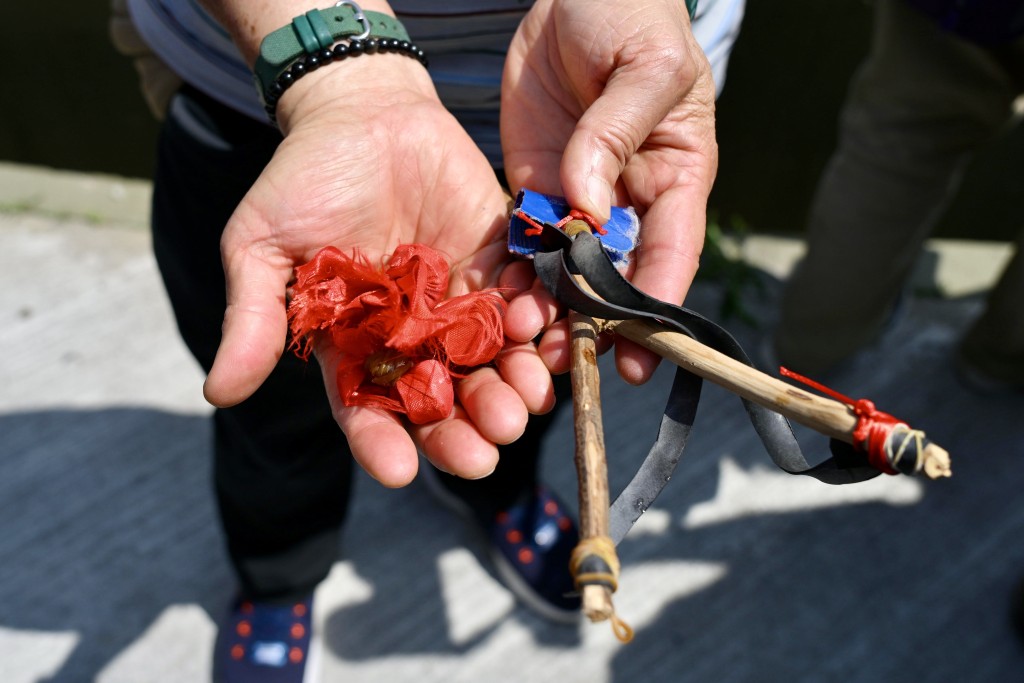 下灣村村民搶得花炮，得花炮者可獲派紅包，象徵好運與祝福。