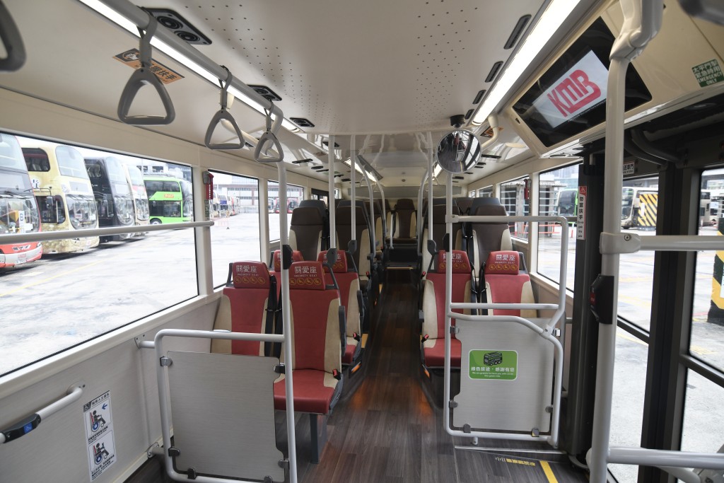 全新型号的双层电动巴士，计划行走包括服务港岛的路线。何君健摄